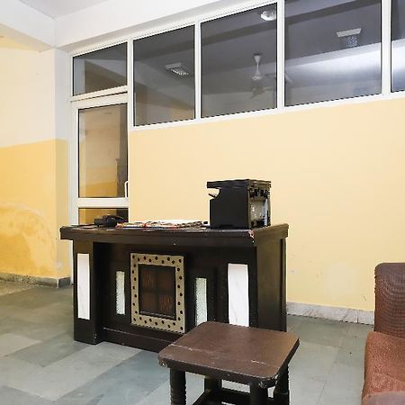 Oyo 28126 Charanpahari Hotel Нью-Дели Экстерьер фото