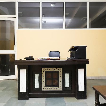 Oyo 28126 Charanpahari Hotel Нью-Дели Экстерьер фото
