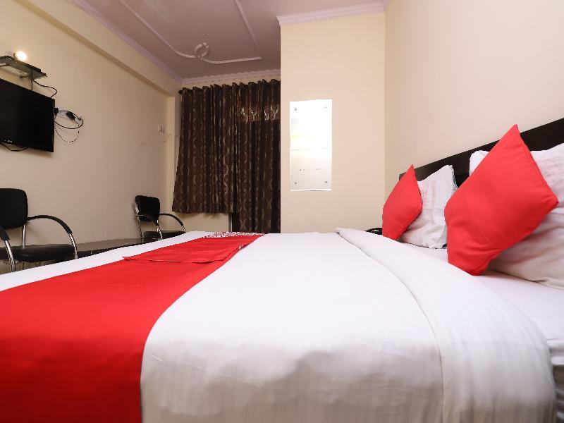 Oyo 28126 Charanpahari Hotel Нью-Дели Экстерьер фото