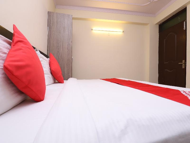 Oyo 28126 Charanpahari Hotel Нью-Дели Экстерьер фото