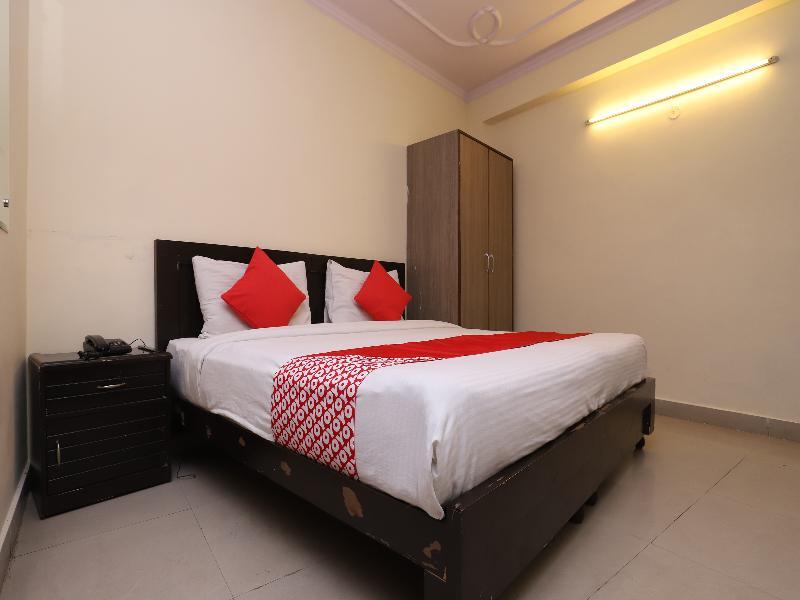 Oyo 28126 Charanpahari Hotel Нью-Дели Экстерьер фото