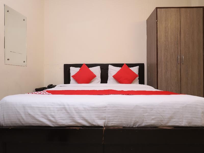 Oyo 28126 Charanpahari Hotel Нью-Дели Экстерьер фото