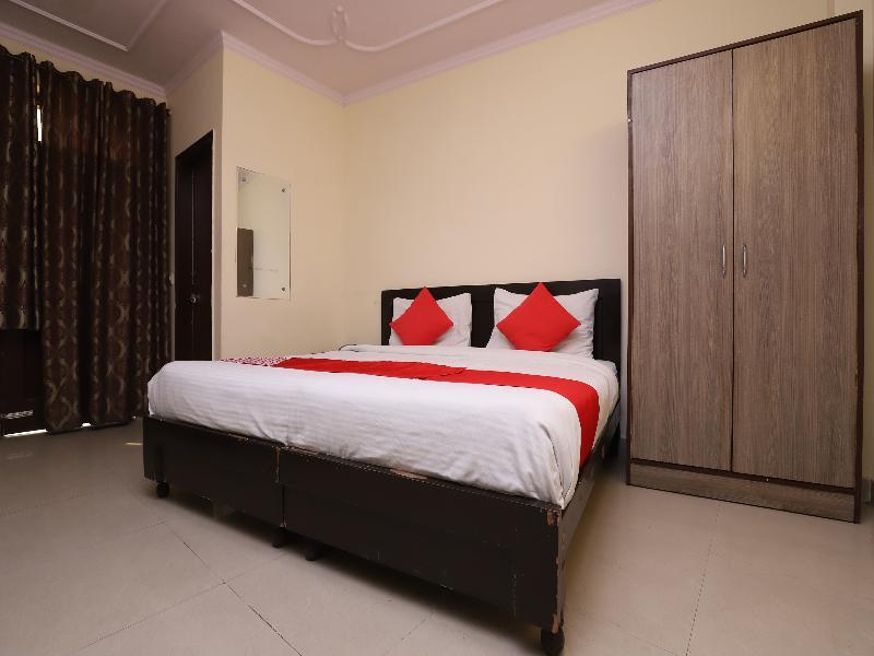 Oyo 28126 Charanpahari Hotel Нью-Дели Экстерьер фото